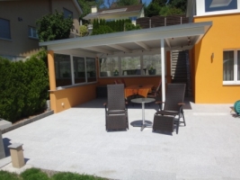 Sonnenterasse mit Liegestühlen und Tisch